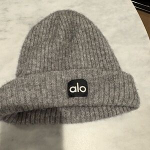 alo Cashmere Beanie